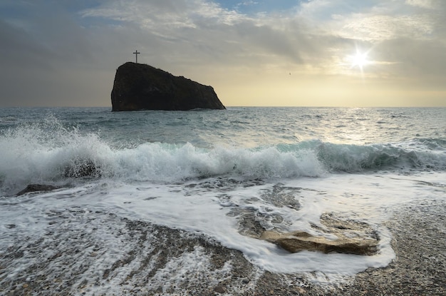 roca en el mar