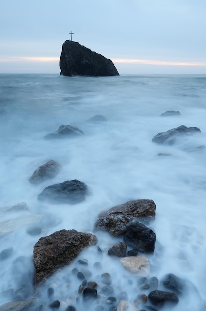 roca en el mar