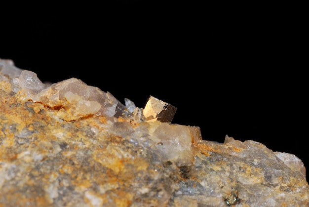 Roca de minerales con pieza cuadrada de cubo de cuarzo y pirita encontrada
