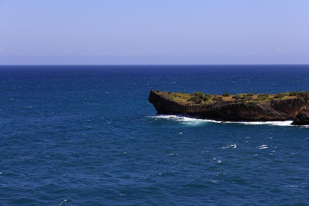 Roca en mitad del mar