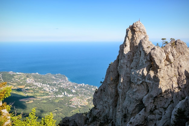 La roca en el monte AiPetri sobre la ciudad costera de Crimea