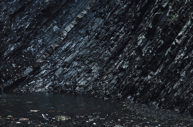 Roca negra sobre el agua