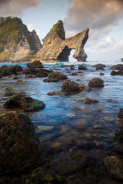 Roca en el océano en la playa de Atuh en la isla de Nusa Penida