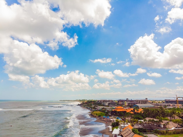 Roca en la playa de Batu Balong, el mundialmente famoso lugar de surf en Bali