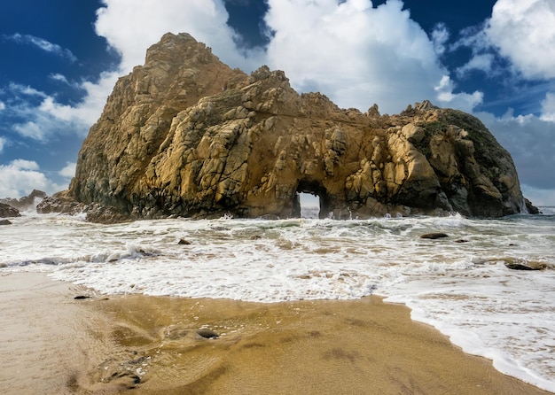 Roca en la playa de Pfeiffer California