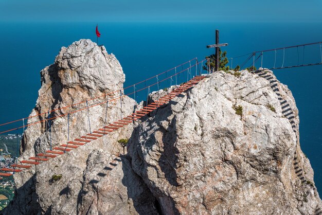 Roca con un puente de cuerda en el monte AiPetri en Crimea