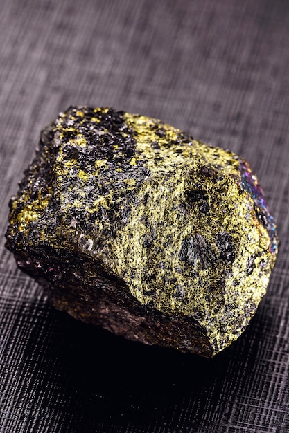 Roca con rastros de mineral de cobre extraído sobre fondo negro aislado