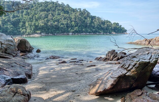 roca rocosa que se extiende a lo largo de la orilla del mar