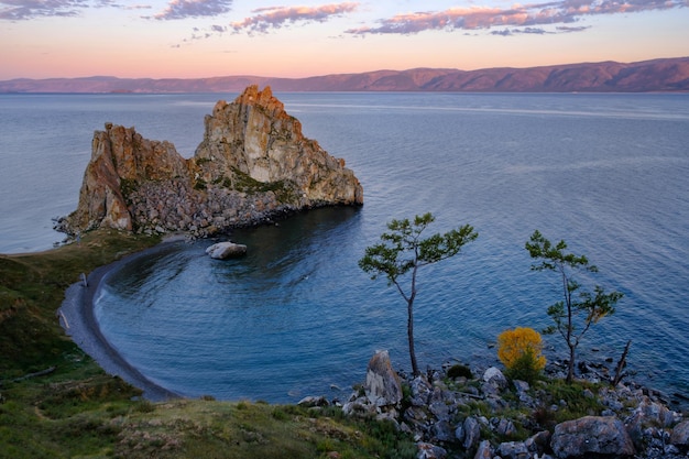 La roca shamanka en el lago baikal cerca de khuzhir en la isla de olkhon en siberia rusia en septiembre lago baika ...