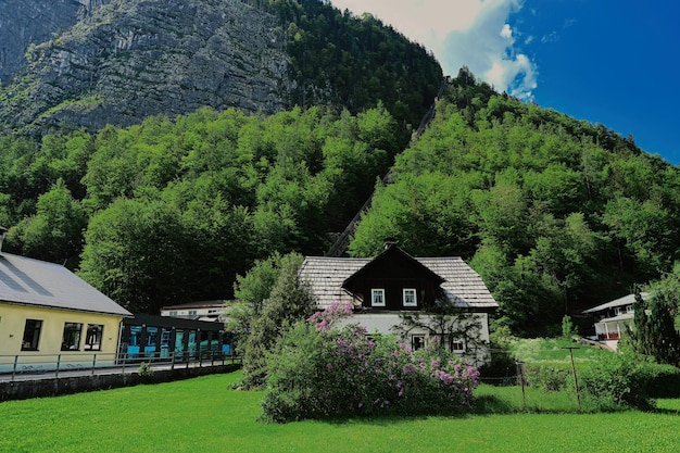 Roca del teleférico en la ciudad famosa Hallstatt Salzkammergut Austria