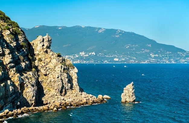 La roca de la vela y la figura del águila en Gaspra en Yalta, crimen