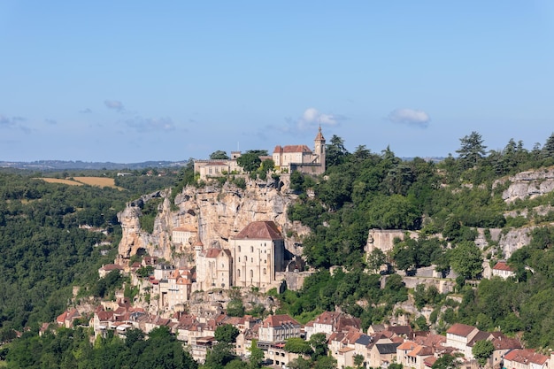 Rocamadour atrae a los turistas con sus santuarios de arquitectura medieval y su belleza natural