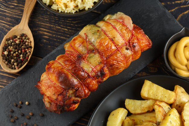 Rocambole de carne desossada com temperos e enfeite Rolo de carne em um restaurante