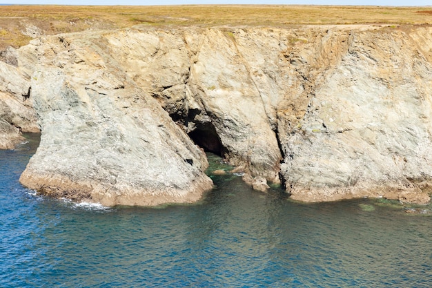 Las rocas y los acantilados en el océano de la famosa isla Belle Ile en Mer en Francia