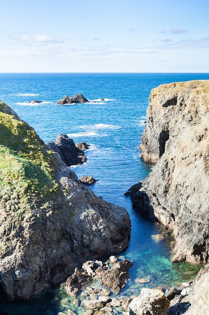 Las rocas y acantilados en el océano de la famosa isla Belle Ile en Mer en Francia
