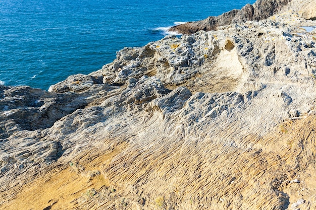 Las rocas y los acantilados en el océano de la famosa isla Belle Ile en Mer en Francia