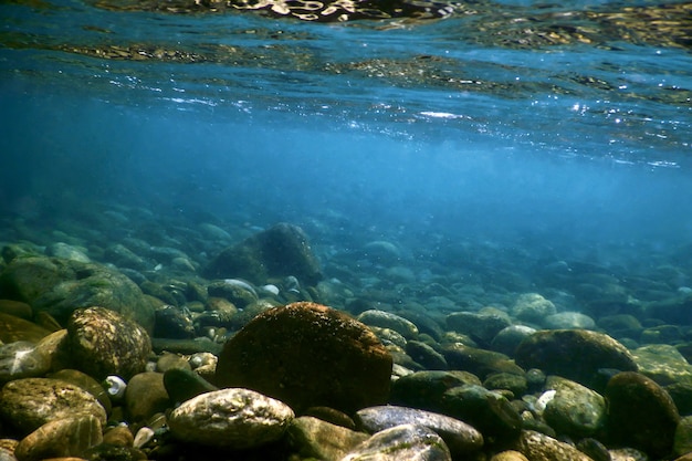 Rocas bajo el agua en el lecho del río, ríos de agua dulce bajo el agua, agua cristalina, guijarros en el lecho del río