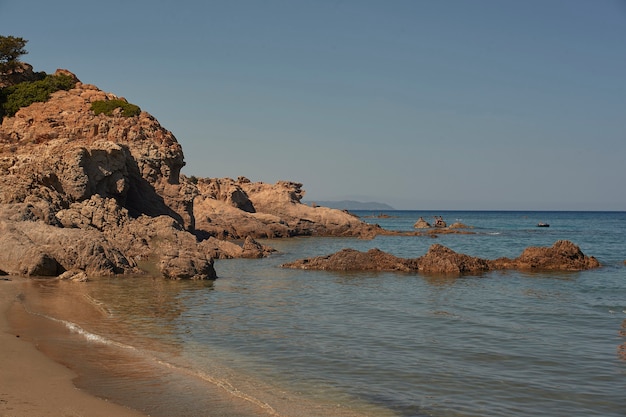 Rocas, agua de mar cristalina y sol, el símbolo perfecto de unas vacaciones de verano en un verdadero paraíso