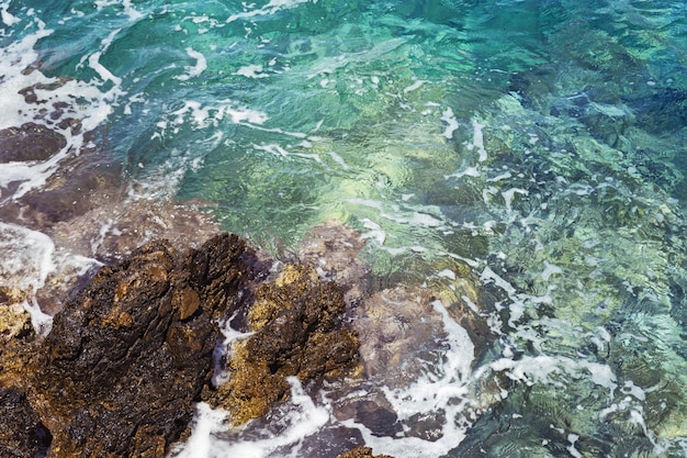 Rocas y agua de mar turquesa.