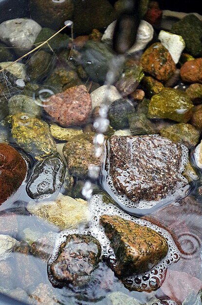 Foto rocas en el agua