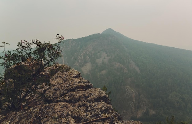 Rocas de Aigir en el humo de un incendio forestal Bashkortostán