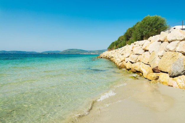 Foto rocas de alghero lido shore cerdeña