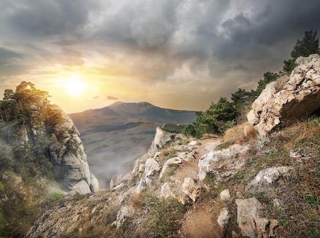 Rocas altas y nubes grises al atardecer