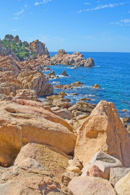 Rocas amarillas por la costa de Argentiera Cerdeña