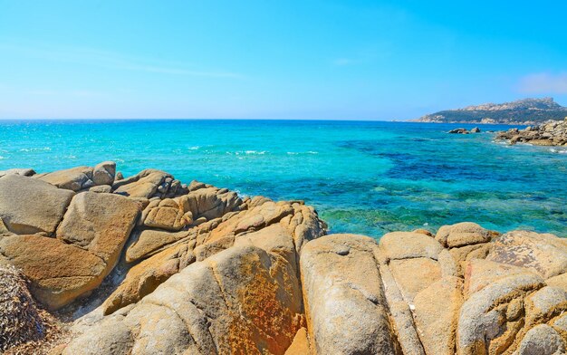 Rocas amarillas en la playa de Santa Reparata Cerdeña