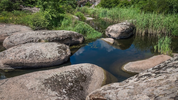 Foto rocas de arbuzinka en el cañón de actovo, ucrania