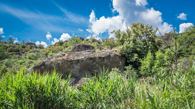 Foto rocas de arbuzinka en el cañón de actovo, ucrania