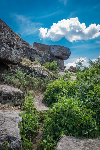 Foto rocas de arbuzinka en el cañón de actovo, ucrania