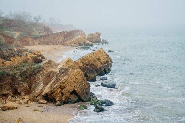 Rocas de arena en la playa sobre un fondo de mar