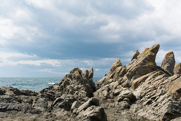 Rocas de basalto en la costa del mar Cabo Stolbchaty en la isla de Kunashir