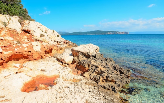 Rocas blancas en Cala Dragunara Cerdeña