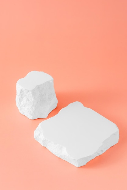 Rocas blancas sobre fondo de melocotón para conceptos y diseños minimalistas modernos