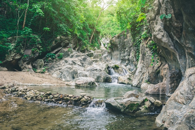 las rocas en la cascada en el bosque del parque natural