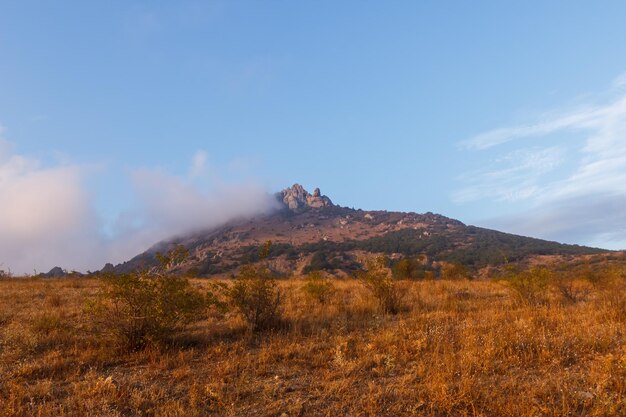 Rocas cerca de Demerdzhi Crimea