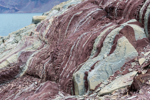 Rocas coloridas en el este de Groenlandia de cerca.