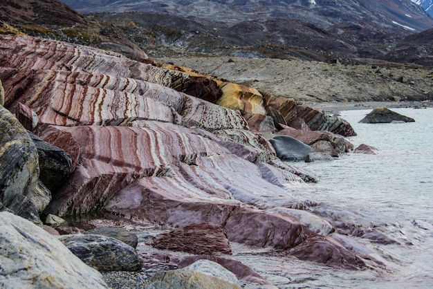 Rocas de Colouful en el este de Groenlandia de cerca.