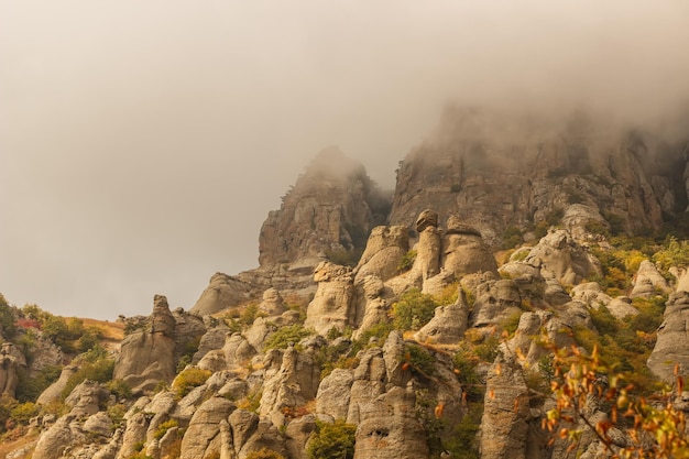Rocas de la cordillera de Demerdzhi en la niebla