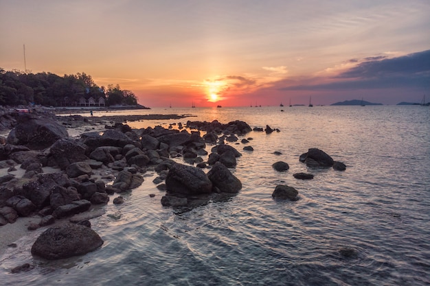 Rocas en la costa al atardecer