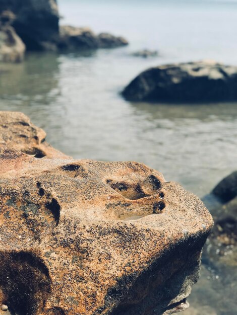 Foto rocas en la costa de malasia