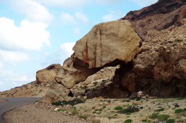 Foto rocas en la costa del océano índico