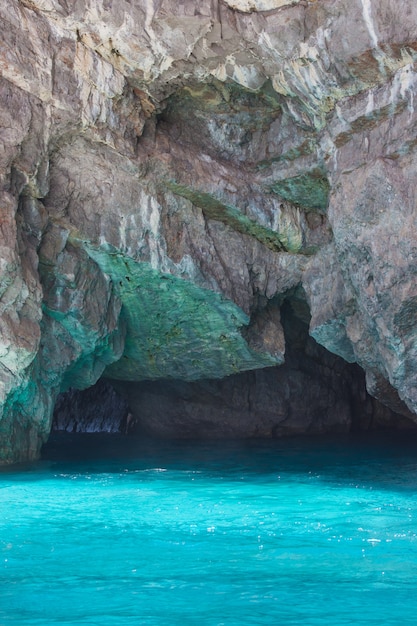 Foto rocas costeras en la isla de capri, costa de amalfi, italia