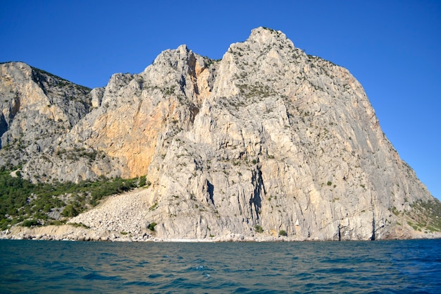 Rocas en Crimea en el Mar Negro