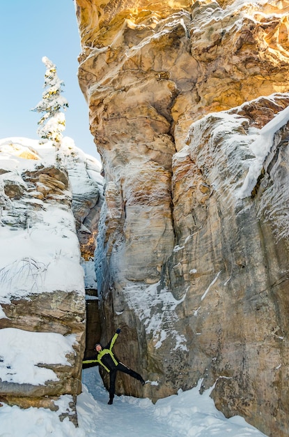 rocas cubiertas de nieve