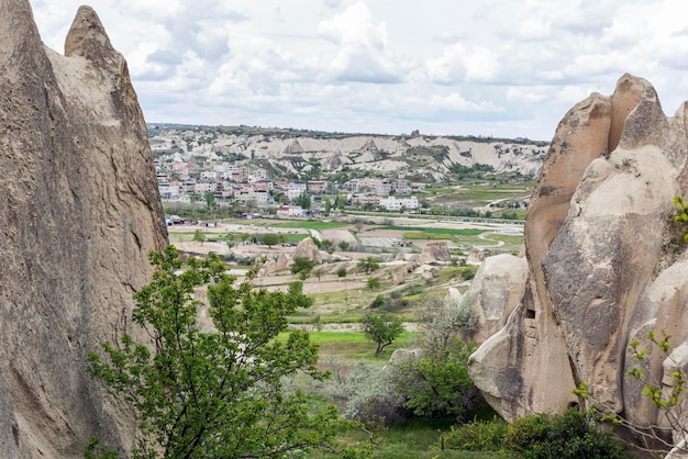 Rocas con cuevas y vistas a la ciudad en un valle en Capadocia Magnífico paisaje