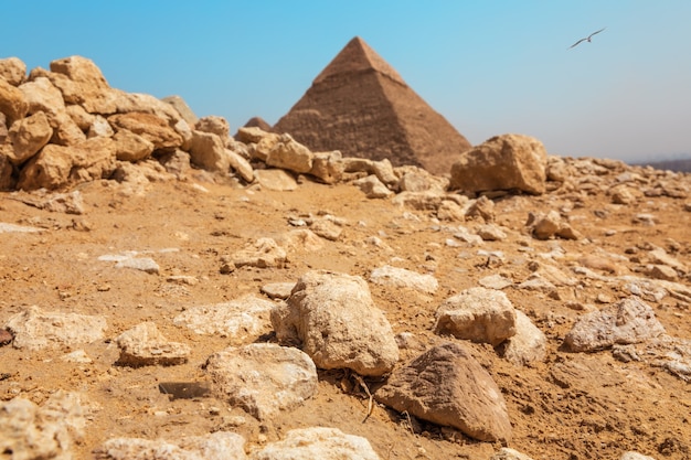 Rocas en el desierto de Giza frente a la Pirámide, Egipto.