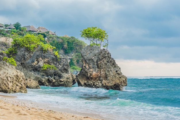 Rocas en Dreamland Beach, isla de Bali, Indonesia.